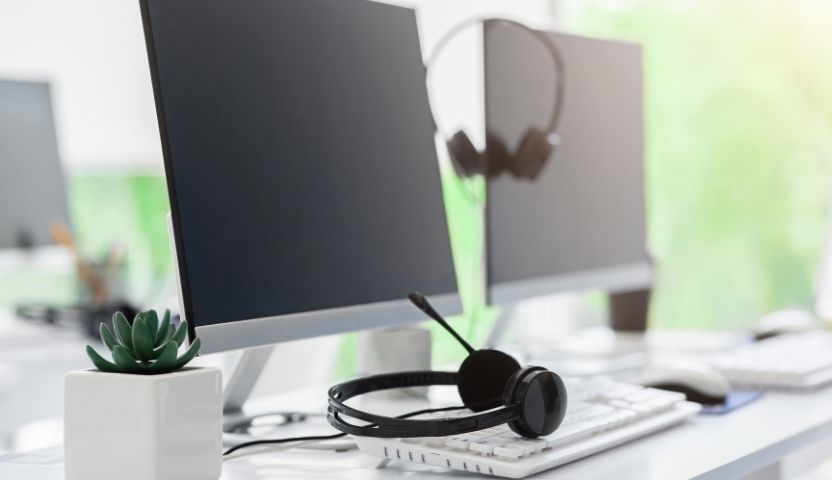 Arbetsplats med datorskärmar och headset – IT och telefoni från Diabell